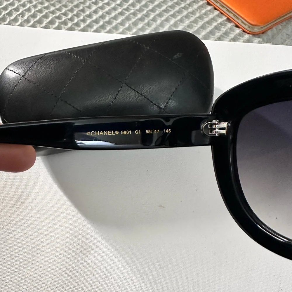 Rare CHANEL Black Runway Sunglasses with Pearl Accents - Picture 4 of 5